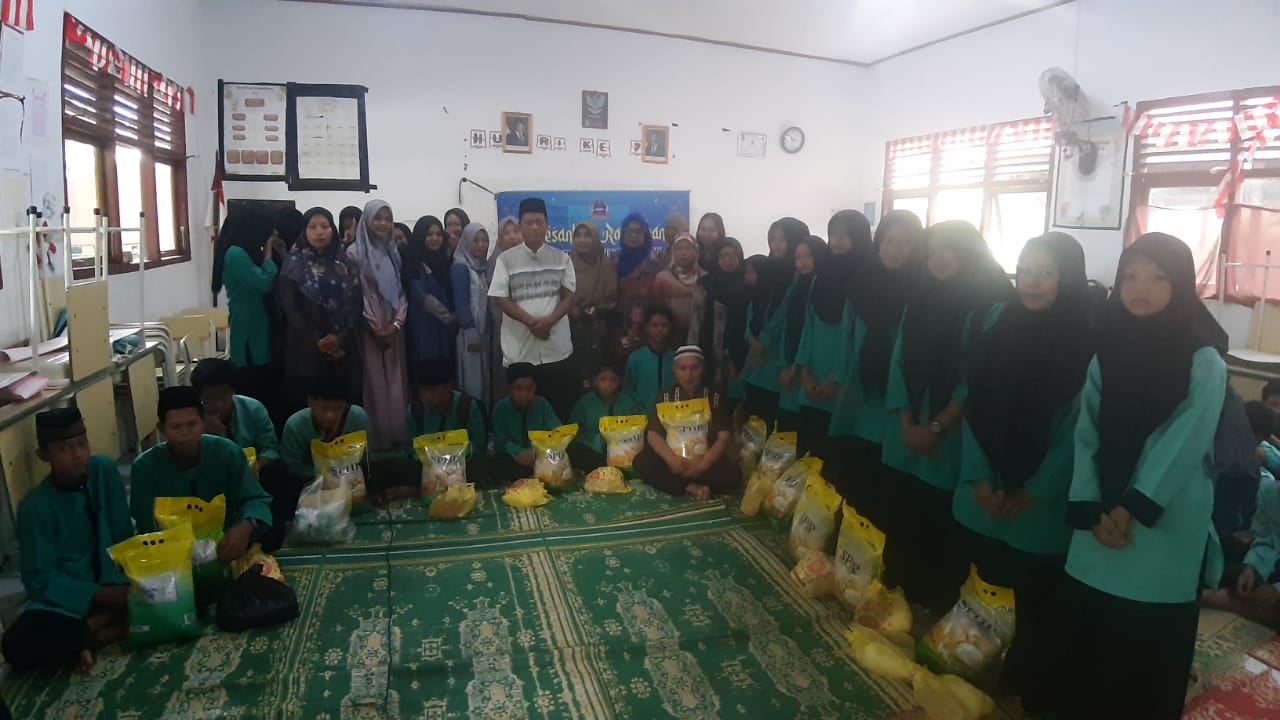 Pembagian Sembako untuk Siswa Tidak Mampu di SMPN 12 Tanjab Timur dalam Rangka Menyambut Hari Raya Idul Fitri 1446 H